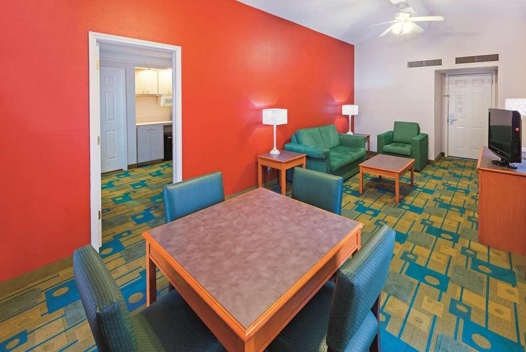 Baymont By Wyndham Lubbock - Downtown Civic Center Hotel Room photo