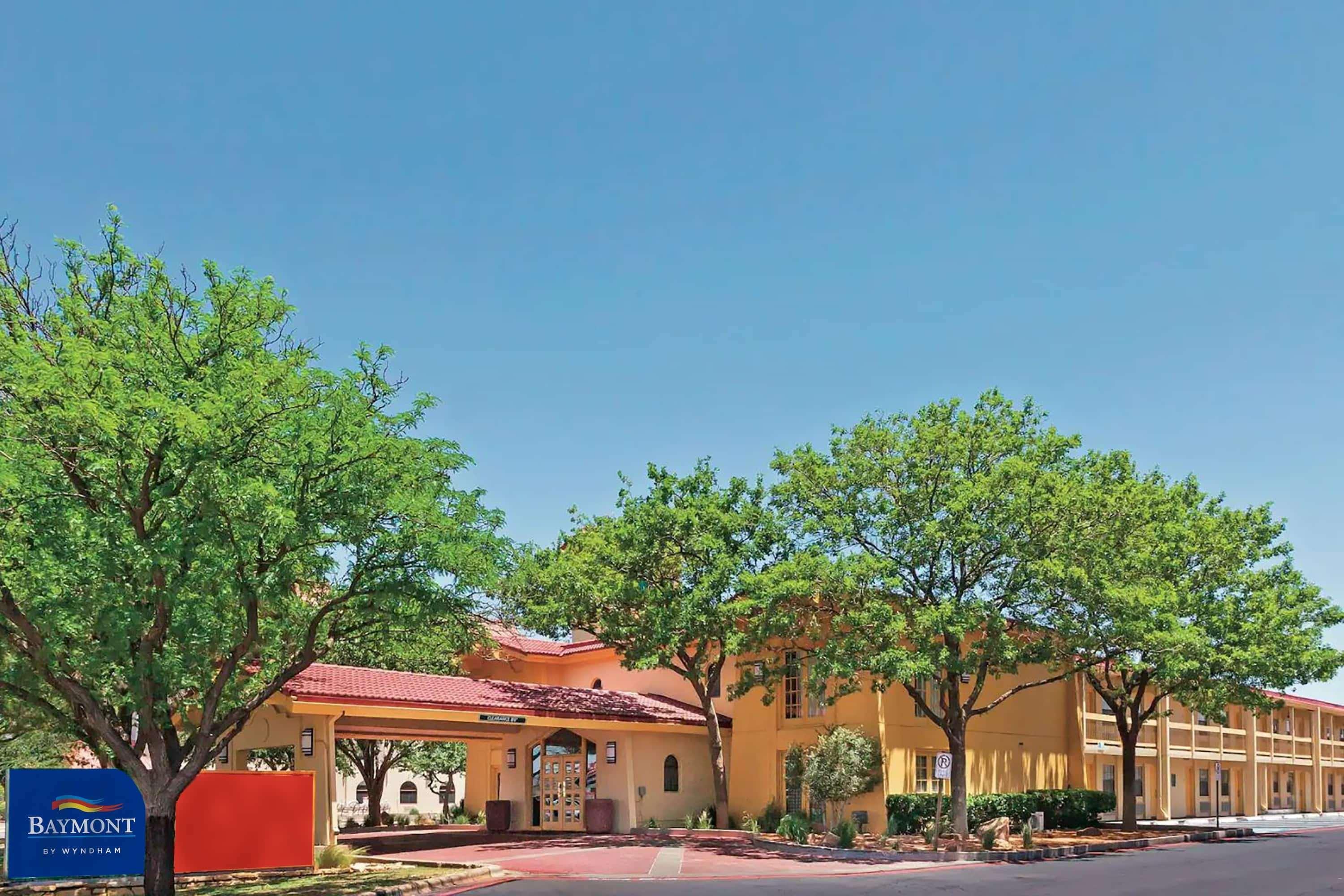 Baymont By Wyndham Lubbock - Downtown Civic Center Hotel Exterior photo